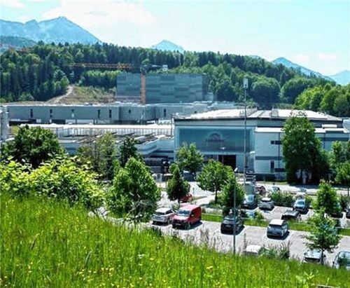 Ab kommenden Montag kann der Wasserrechtsantrag der Firma Adelholzener Alpenquellen (Bild) eingesehen werden. Die betroffenen Gemeinden, darunter Bergen, Siegsdorf, Ruhpolding, Reit im Winkl und Grabenstätt, haben dann Zeit, Stellung zu beziehen.

Foto Archiv Krammer