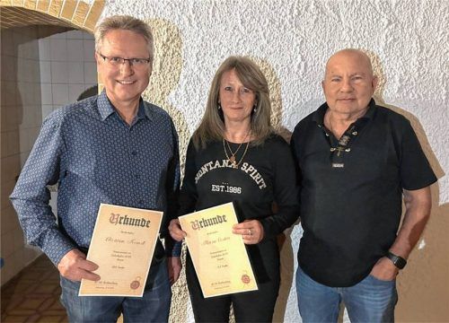 Abteilungsleiter Werner Czotter (rechts) mit den Vereinsmeistern Christian Freundl undMarion Czotter.Foto re