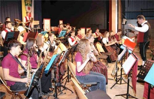Alexander Terre dirigiert die Jugendkapelle, die beim Jahresabschlusskonzert ihr Können zeigte. Fotos krisch
