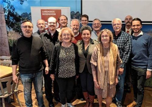Alexandra Burgmaier (vorne Mitte) und der neu gewählte Kreisvorstand.Foto SPD Kreisverband Rosenheim