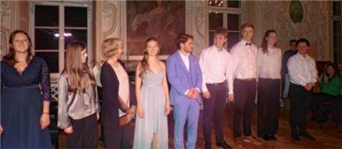 Alle acht Solisten und die Klavierbegleitung: (von links) Regina Strasser, Caroline Reißl, Ulrike Überacker, Marlene Tenge, Thomas Bichler, Werner Kneißl, Simon Weinzierl, Paula Reiter und Tobias Stadler. Foto Rath
