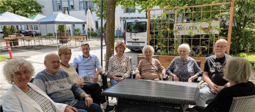 Alle zwei Wochen trifft sich die Frühstücksgruppe des Gerontopsychiatrischen Diensts. Hier tauschen sich die Teilnehmer über ihre Erfahrungen mit Depressionen aus. Foto Lohmann