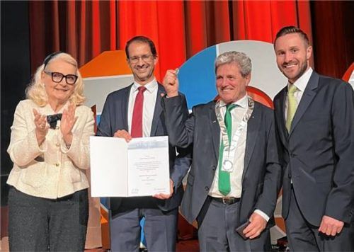 Alt-Oberbürgermeisterin Gabriele Bauer, Oberbürgermeister Andreas März, Professor Heinrich Köster, Zweiter Bürgermeister Daniel Artmann.Foto Stadt Rosenheim