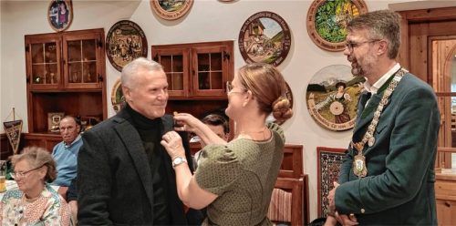 Altbürgermeister Rudi Jantke (links) wurde von Zweiter Bürgermeisterin Daniela Ludwig und Bürgermeister Stefan Kattari für die Verdienste für Grassau geehrt.Foto Eder