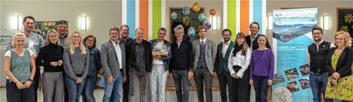 Alte und neue Gremiumsmitglieder der Regionalinitiative Mangfalltal-Inntal: (von links) Kathrin Wachtveitl (LAG-Management), Christian Bauer (ausscheidendes Entscheidungsgremiumsmitglied Soziales), Eva Faltner (Schatzmeisterin), Martin Huber (ausscheidendes Vorstandsmitglied), Lena Niederhuber (neues Mitglied Entscheidungsgremium Wirtschaft), Irene Oberst (Mitglied Entscheidungsgremium Soziales), Josef Niedermeier (Vorstandsmitglied), Stefan Adam (Mitglied Entscheidungsgremium Kommunal), Christian Poitsch (Vorstandsmitglied), Thomas Jahn (ausscheidendes Vorstandsmitglied), Matthias Jokisch (Zweiter Vorsitzender), Simon Hausstetter (Vorsitzender), Johannes Zistl (Mitglied Entscheidungsgremium Kommunal), Veronika zur Hörst (neues Vorstandsmitglied), Georg Loferer (neues Vorstandsmitglied), Stefanie Adeili (Mitglied Entscheidungsgremium Landwirtschaft), Johannes Thusbass (Kassenprüfer), Gwendolin Dettweiler (LAG-Management).Foto LAG / Johannes Thomae,