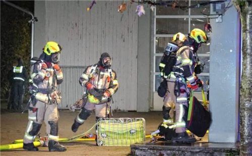 Am Sonntag brannte es in der Gemeinschaftsunterkunft im Mühldorfer Norden. Rund 80 Einsatzkräfte der Feuerwehr waren vor Ort. Foto fib/MK