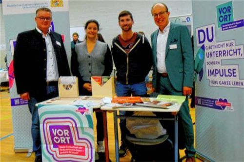 Am Stand des Beratungsnetzwerks Lehrerberuf in Bayern mit Franz Dobler (links) und Rektor Martin Demmelhuber (rechts). Foto  Fischer