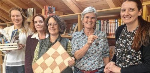 Amtsübergabe: (von links) Die Fachleiterinnen Deutsch, Katharina Wagner und Ulrike Vogt, Schulleiterin Katharina Brachmann, Friederike Muttray und Daniela Herrmann, die symbolisch den Schlüssel für die Bibliothek erhält.Foto re