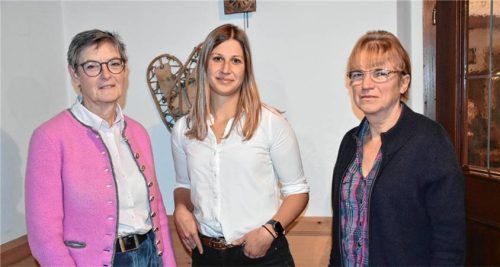 Amtsübergabe: (von links) Die neu gewählte Schriftführerin Elke Manthei übernimmt das Amt von Johanna Detsch. Vorsitzende Sigrid Pfeifer gratuliert. Foto wunderlich