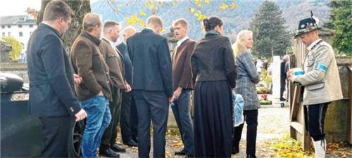 An Allerheiligen wurde auf dem Aschauer Friedhof für die Kriegsgräberfürsorge gesammelt. Foto hötzelsperger