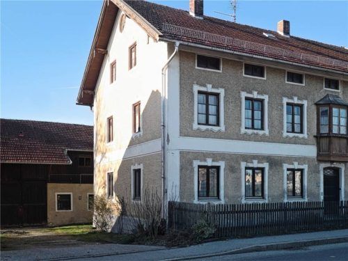 An der Hauptstraße und den beiden dahinter liegenden Grundstücken soll die Planung für das Projekt „Wohnen für Generationen“ starten. Foto Günster