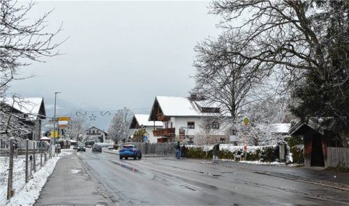 An dieser neuralgischen Stelle führen links die Lindenfeldstraße, Einfahrt Viehhausen und rechts die Aichstraße zum Feuerwehrhaus von der Bahnhofstraße weg. Hier könnte in den nächsten Jahren ein Kreisverkehr entstehen. Foto Eder