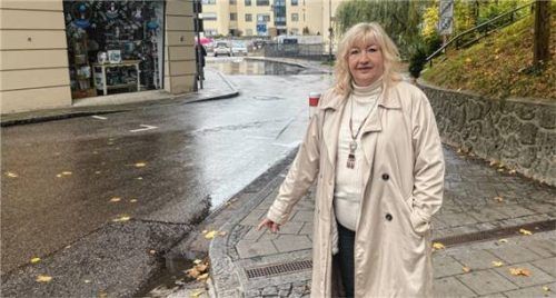An dieser Stelle trifft der Fußweg, den viele Radfahrer verbotswidrig nutzen, auf die Färbergasse. Doris Urban sieht ein hohes Unfallrisiko und appelliert an die Stadt, die Gefahrenstelle zu entfernen. Foto kotter