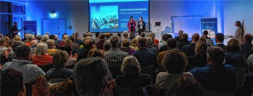 Andrea Schaller, Geschäftsführung OVB MEDIA Sales GmbH (rechts auf der Bühne) hieß 160 Gäste beim ersten OVB-Expertenforum willkommen. Eva Mayr von Radio Charivari führte als Moderatorin durch den Abend. Foto hohnke