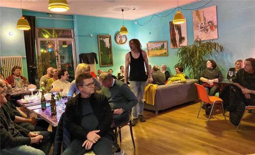 Andreas Hagl (Mitte) spielt den jungen Fremden in dem Monolog des französischen Dramatikers Bernard-Marie Koltès. Foto Falk