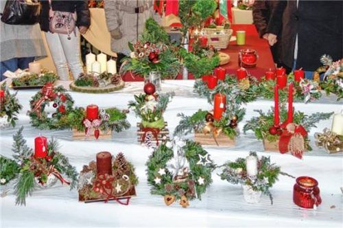 Angeboten werden auch selbstgemachte Adventskränze.
