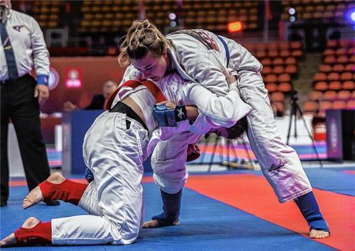 Anja Guercke (blauer Gürtel) vom TSV Bergen in ihrem Halbfinal-Kampf gegen Katerina Acevska bei der Weltmeisterschaft in Thailand.Foto Svenja Meiners