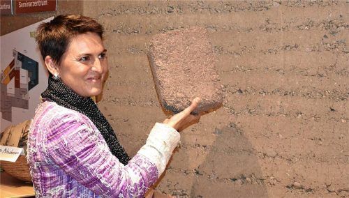Architektin Anna Heringer mit einem der Leichtlehmziegel, wie sie am Campus St. Michael in Traunstein verbaut wurden. Fotos Eichstädter