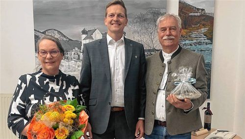 Aschaus Bürgermeister Simon Frank (Mitte) gratulierte den beiden Aschauer Künstlern Ina Bachem und Alfred Micklitz zur Ausstellung im Rathaus.Foto Kirchner