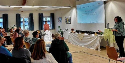 Auch beim zweiten Letzte-Hilfe-Kurs waren die Plätze sehr schnell ausgebucht und den Besuchern wurde von den Referentinnen Walburga Schallinger (links im Bild) und Anna Reimer (rechts) ein wertvolles Rüstzeug für die Begleitung von sterbenden Menschen an die Hand gegeben. Foto Künzner-Hingerl