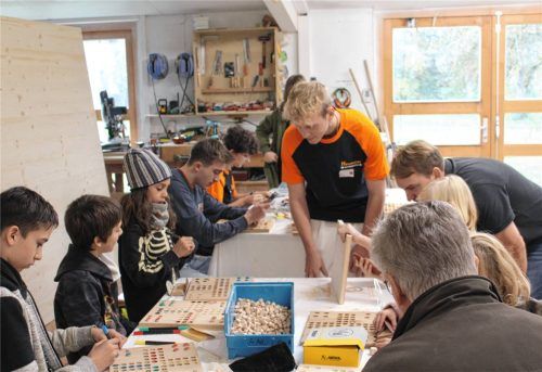 Auch die Auszubildenden engagieren sich am Tag der offenen Werkstatttür in der Bastelwerkstatt.