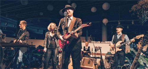 Auch die Band „Natural Blues“ trug zum Gelingen des grandiosen Konzertabends bei, bei dem auch „Frida“ mit am Start war. Foto kürschner