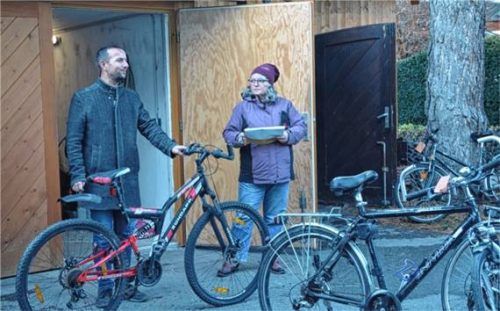 Auch gut erhaltene Räder waren unter den Fundrädern, die von Auktionator Tobias Gasteiger versteigert wurden. Foto Eder