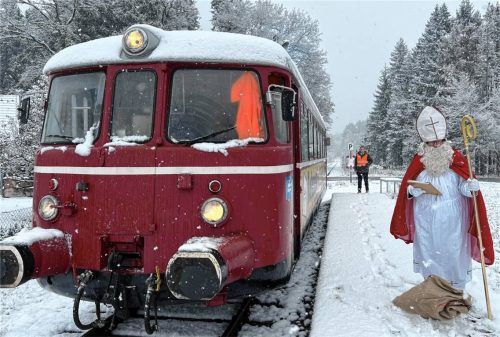 Auch heuer bringt der Nikolaus wieder in der Chiemgauer Lokalbahn Kinderaugen zum Leuchten. Foto re