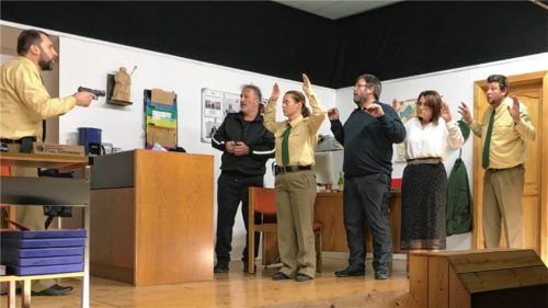 Auf Bühne und Nebenbühne agierten die Mimen. Überraschende Wendungen sind an der Tagesordnung. Foto  jaensch