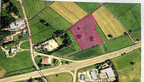 Auf dem rot markierten Gelände im Bernauer Moos neben der A8 soll eine rund zwei Hektar große Agri-Photovoltaikanlage entstehen. Foto Gemeinde bernau