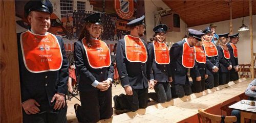 Auf dem Scheitl knieten und um die Patenschaft baten der Vorstand der Feuerwehr Obertaufkirchen, die Kommandanten, die Festbraut Verena Bauer, die Patenbraut Isabella Auer und der Festwirt Valentin Voderholzer. Foto sutherland
