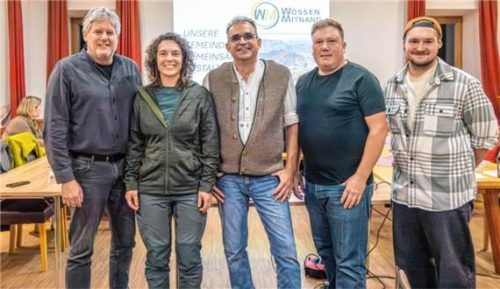 Auf der Kandidatenliste zur Gemeinderatswahl stehen für die Wählergemeinschaft „Wössen Mitnand“ Listenanführer und Bürgermeisterkandidat Harald Beyer (Mitte) sowie (von links) Thomas Ager (Platz 4), Daniela Walter (5), Michael Oberressl (3) und Tobias Maier (2). Foto flug