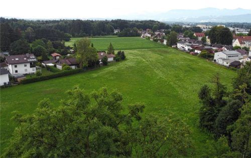 Auf diesem Areal im Nordosten Kolbermoors soll eine neue Siedlung entstehen. Wie die Erschließung aussehen soll, war eine der Fragen, die bei der Bürgerversammlung gestellt worden sind. Fotos Hadersbeck, Weinzierl