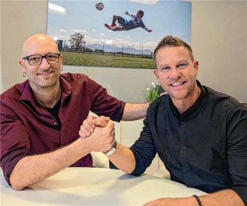 Auf eine gute Zusammenarbeit: DFI-Geschäftsführer und 1860-Abteilungsleiter Andreas Herbst mit seinem Sportlichen Leiter Christian Wimmer (rechts).Foto privat