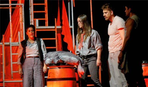 Auf ihrer Reise erlegt die Mannschaft der „Pequod“ zahlreiche (Plastik-)Wale: (von links) Erster Offizier Starbuck, Elias, Ismael und Queequeg. Foto fischer