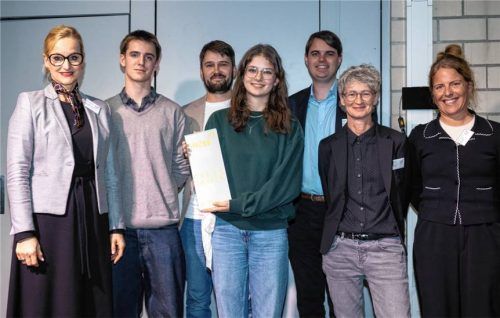 Aus den Händen von Laudatorin Sandra Stenger vom Bildungswerk der Bayerischen Wirtschaft (links) nahmen die Vertreter der JRRS, Jonas Heilmann (9d), Georg Neugebauer,Isabella Wall (9e), Leonhard Sedlbauer, Schulleiterin Sibylle Daxlberger und Justine Trautmann die Auszeichnung entgegen.Foto Preiss/StMUK