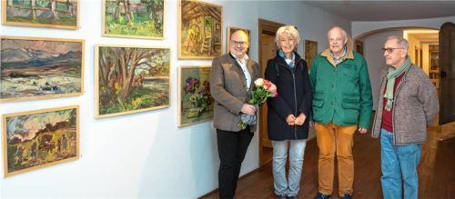 Ausdrucksstarke Bilder: Viktoria und Christoph Puchstein übergaben Werke von Lisbeth Lommel an Priens Bürgermeister Andreas Friedrich und Museumsleiter Karl Aß. Foto berger
