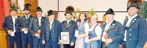 Ausgezeichnet: Sepp Bauer präsentiert seine Urkunde für 20-jährige Zugehörigkeit zum Vereinsausschuss. Geehrt wurden auch (von links) Stefan Arnold (25 Jahre), Johann Mayer (40 Jahre), Rupert Jell (50 Jahre), Christine Obinger, Marianne Schweiger (beide 25 Jahre) sowie Christian Fischer (40 Jahre). Vorsitzender Hans Riepertinger (rechts) gratulierte. Foto Hötzelsperger