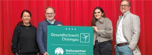 Ausgezeichnete Partnerschaft: Ute Asal vom Veranstaltungsmanagement, Bürgermeister Andreas Friedrich, Alexandra Hartmann von der Gesundheitswelt Chiemgau und der Leiter der Abteilung Kultur, Tourismus und Wirtschaft, Toni Huber. Foto berger