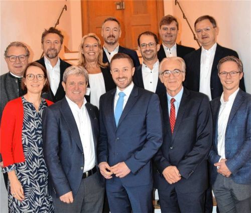 Austausch im Rahmen des Seeoner Gesprächs 2025: (vorne, von links) Professorin Dr. Stephanie Kapitza von der TH Rosenheim und Mitglied des Vorstandes des Seeoner Kreises, Hochschulpräsident Professor Dr. h.c. Heinrich Köster, Kuratoriumsvorsitzender der TH Daniel Artmann, Vorstandsvorsitzender des Seeoner Kreises Gerald Rhein, Dr. Andreas Liebl, Mitglied der Geschäftsleitung der UnternehmerTUM GmbH, sowie (hinten, von links) Klaus Stöttner, Vorsitzender des Hochschulrates, Hartmut Auer, Schatzmeister des Seeoner Kreises, Professorin Dr. Brigitte Kölzer von der TH Rosenheim, Dr. Stephan Glöckner von der Max Aicher AG, Rosenheims Oberbürgermeister Andreas März, Dr.-Ing. Andre van Bennekom von der Max Aicher AG und der Geschäftsführer der Schüller Möbelwerk GmbH, Max Heller. Foto Hinterseer