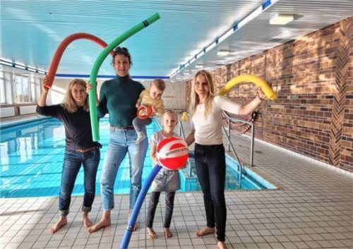 Bad-Fans: (von links) Ingrid Sihon (Erste Vorsitzende des Kinder- und Jugendfördervereins Reitmehring), Annika Becker (Rettungsschwimmerin), Dr. Ursula Winkler-Budenhofer (Initiatorin). Mit ihnen freuen sich Katharina und Felix. Foto re