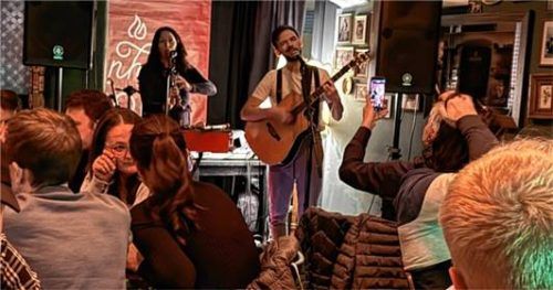 Bairisch Folk, so lässt sich der Stil von Christine Beer (links) und Thomas Beer beschreiben.Foto  re