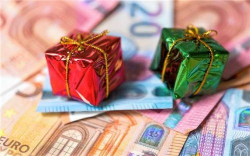 Beamte in Bayern erhalten eine jährliche Sonderzahlung anstelle von Weihnachtsgeld, die sich nach der Besoldungsgruppe richtet.Foto dpa