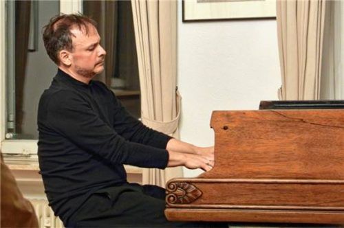Bearbeitungen von Kompositionen von Satie, Debussy und Ravel spielte Chris Gall auf Schloss Hartmannsberg.Foto lüers