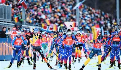 Begeistert die Massen: der Biathlon-Weltcup in Ruhpolding, hier: Massenstart der Damen im vergangenen Jahr. Foto DPA