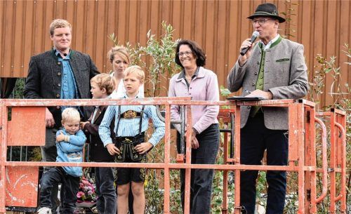 Begrüßung von der Arbeitsbühne: (von links) Georg und Jenny Dürr mit den Söhnen Anton, Quirin und Georg, Anna Bruckmeier und Josef Grandl. Fotos Hampel