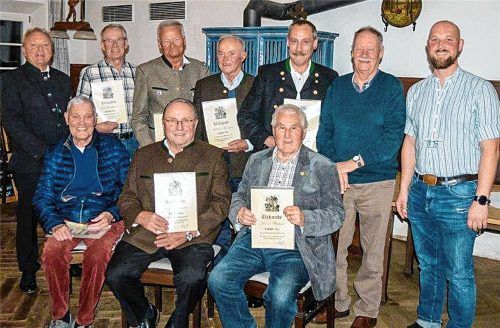 Bei den Ehrungen der Veteranen aus Ostermünchen: (hinten, von links) Vorsitzender Peter Niedermeier, Wolfgang Schirdewahn, Andreas Neumayer, Wolfgang Nieder, der bisherige stellvertretende Vorsitzende Joseph Hoiß und sein Nachfolger Johannes Strauß sowie (vorne, von links) Hans Haltmayer, Egon Kirmaier und Werner Weiderer. Foto stache