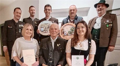 Bei den Ehrungen: (sitzend, von links) Astrid Kirschner (40 Jahre), Josef Maier (60 Jahre) und Johanna Weindl (Gauleistungsnadel in Gold und Chiemgau-Adler in Silber) sowie (stehend, von links) Schützenmeister Norbert Fenzl, Zweiter Schützenmeister Alexander Künzner (BSSB-Verdienstnadel), Hubert Straßer, der Gewinner des Anfangsschießens (Luftgewehr) und Johann Schachner, Gewinner Anfangsschießen 2025 (Luftpistole) sowie Gauschützenmeister Bernhard Brehmer.Foto künzner-Hingerl