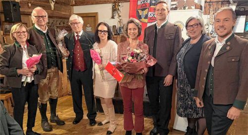 Bei der Abschlussveranstaltung in der Schlossbergalm: (von links) Helga und Dr. Jörg Mangold, Christian und Marina Wolff, Peggy Freifrau von Cramer-Klett, Bürgermeister Simon Frank, Dritte Bürgermeisterin Monika Schmid und Tourismuschef Herbert Reiter.Foto  J. Frank