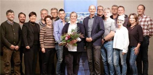 Bei der Aufstellungsversammlung der ÜWG Edling. In der Mitte Nicole Bauer-Schäfer.Foto re